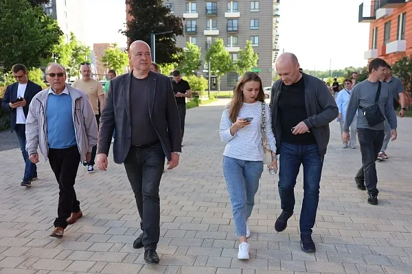 Глава Коммунарки Василий Долженков проверил благоустройство ЖК «Саларьево Парк»