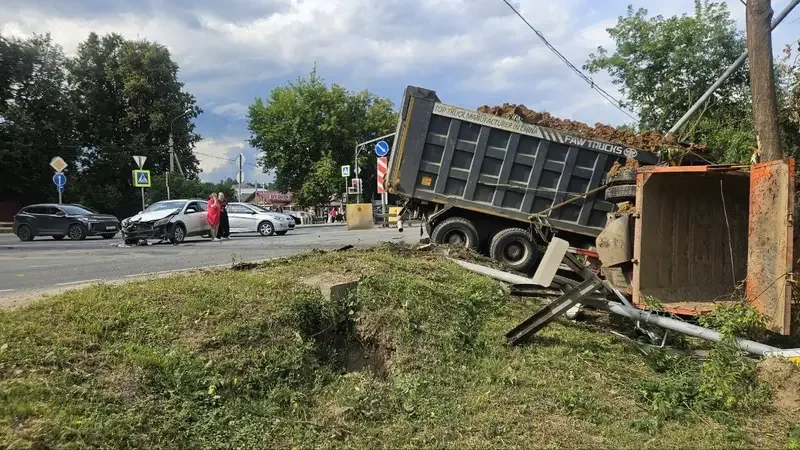 На Варшавском шоссе в Новой Москве произошло массовое ДТП с участием грузовиков
