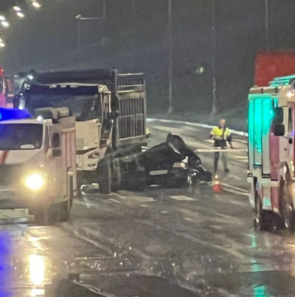 Во Внуково легковой автомобиль зажало между фурой и самосвалом: один человек погиб